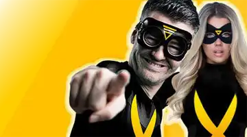 Изображение героя в стиле супергероя, указывающего на зрителя, рекламирующего бонус Приведи друга от Битзамо на ярком желтом фоне с женским персонажем-супергероем на заднем плане.